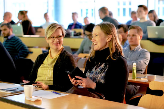 Apotin valmentajia kuuntelemassa Hackathon-esityksiä