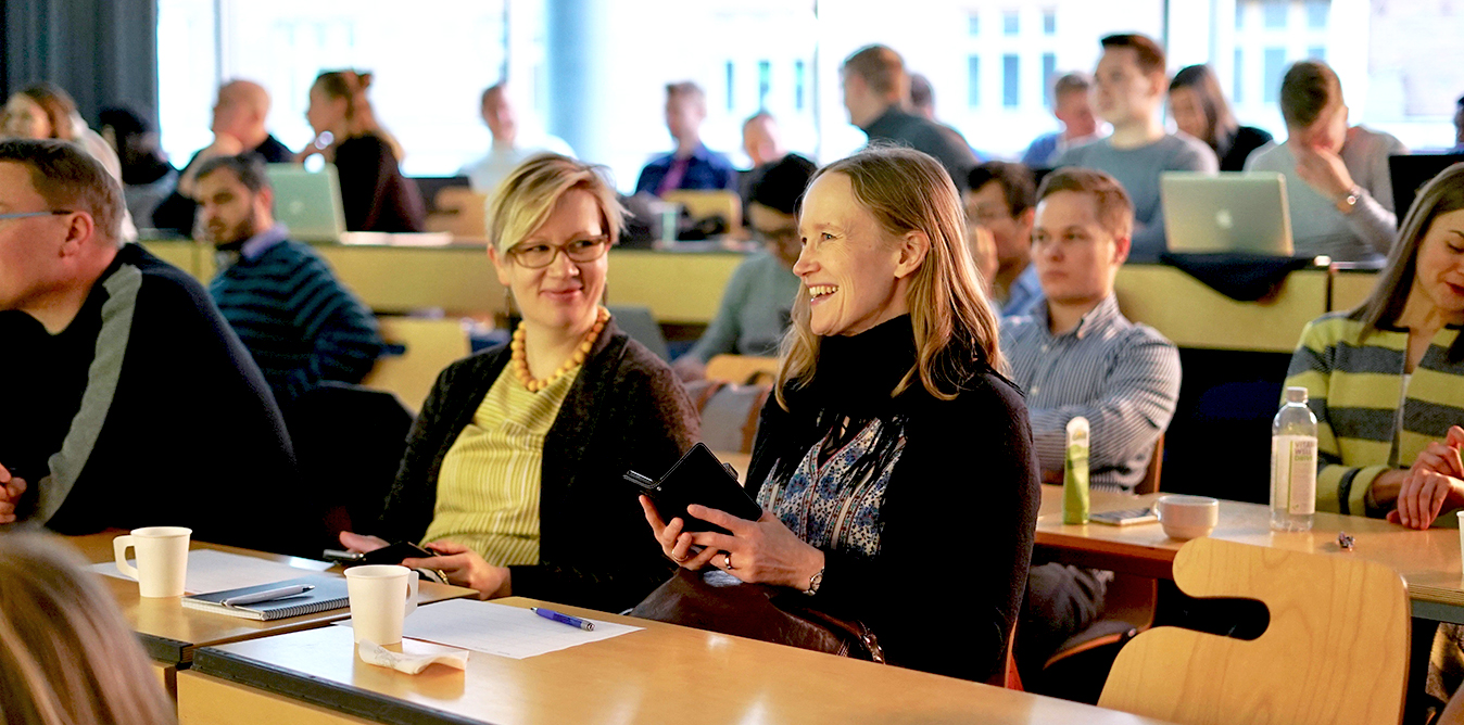 Apotin valmentajia kuuntelemassa Hackathon-esityksiä