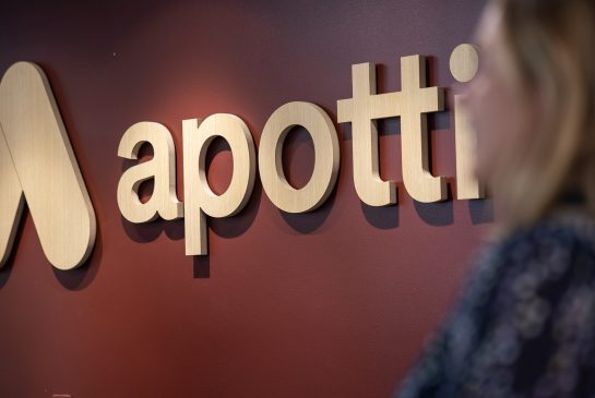 Apotti-logo ja nainen