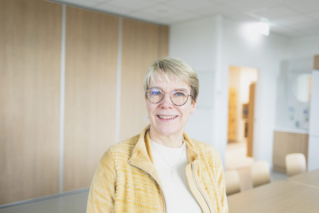 Valoisa henkilökuva Uusitalosta taukohuoneessa.