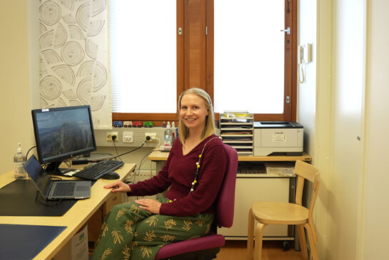 Alina Savolainen neuvolan vastaanottohuoneessa.