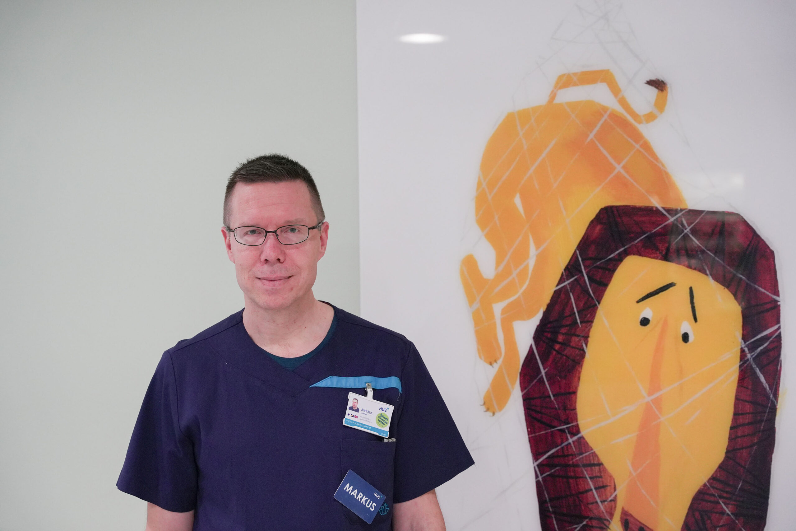 Markus Leskinen kuvattuna Leijona-taulun edessä.