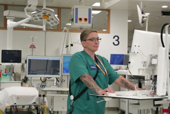 Sabina Holopainen työskentelee monitorin ääressä.